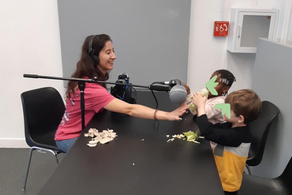 enfants enregistrant des bruitages au micro avec une ingénieure du son