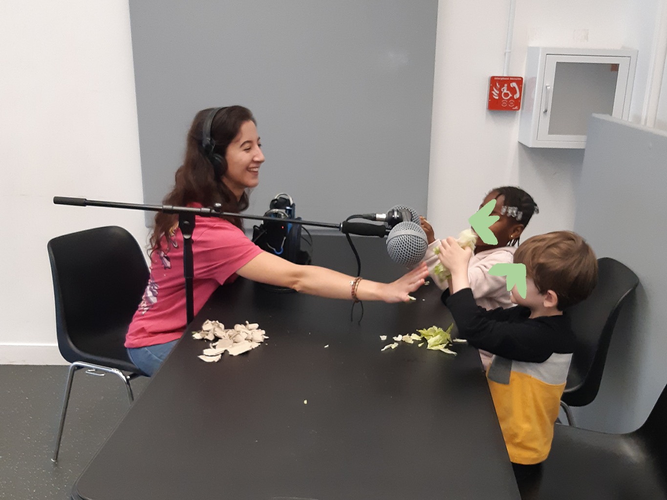 enfants enregistrant des bruitages au micro avec une ingénieure du son