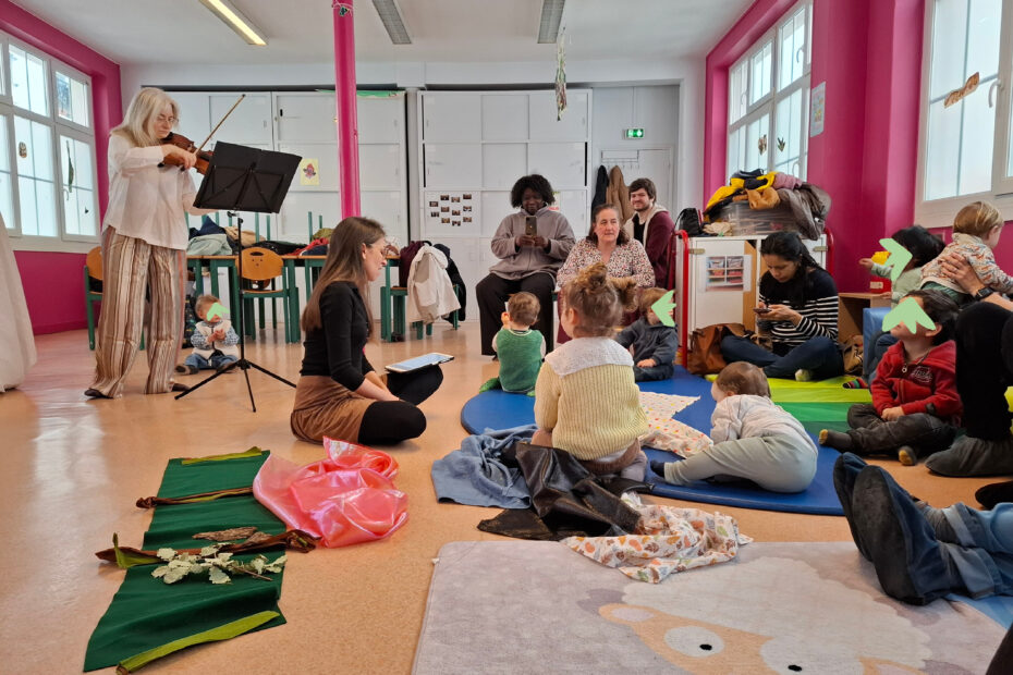 chanteuse lyrique et violoniste devant un groupe de jeunes efants