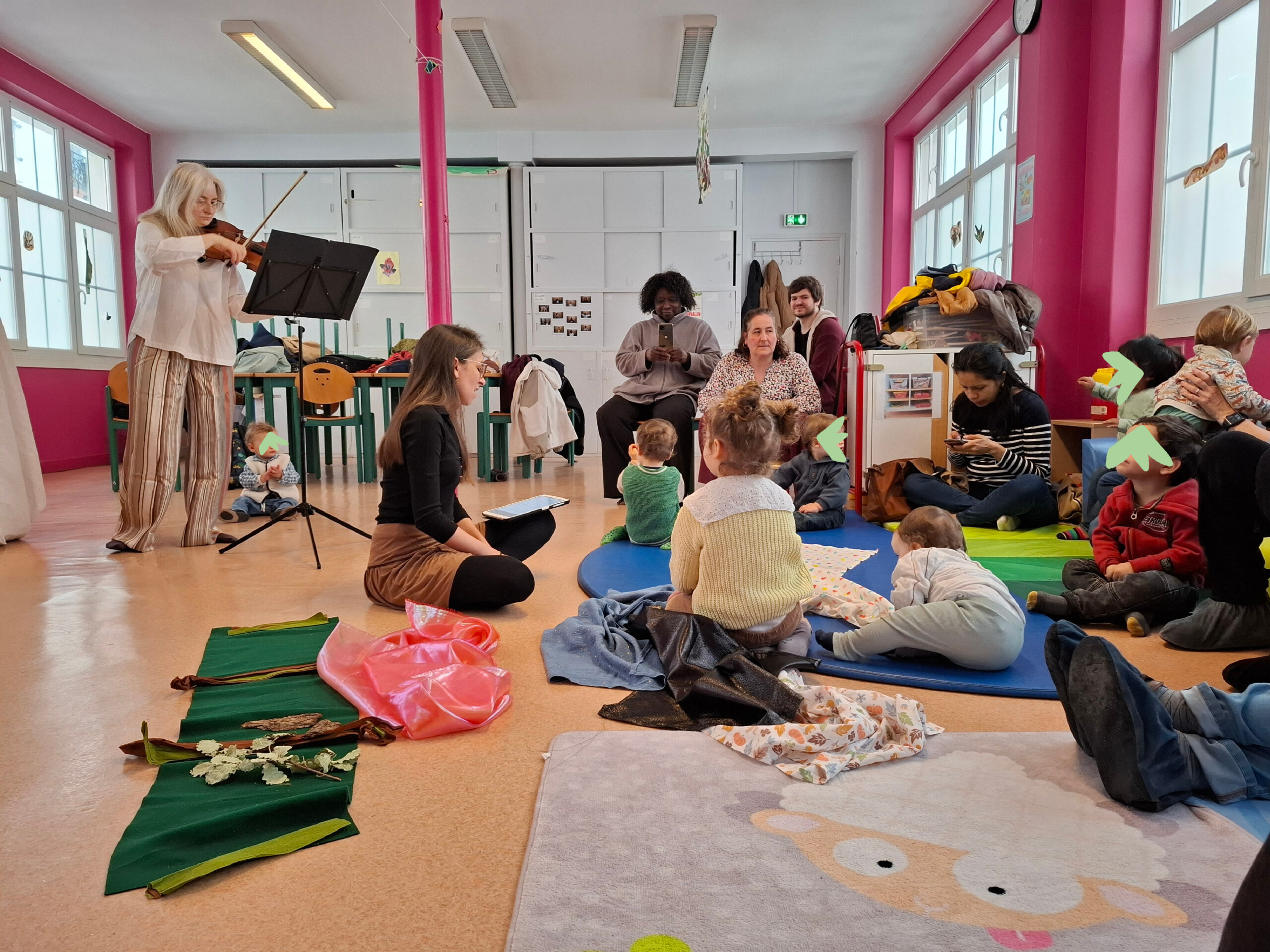 chanteuse lyrique et violoniste devant un groupe de jeunes efants