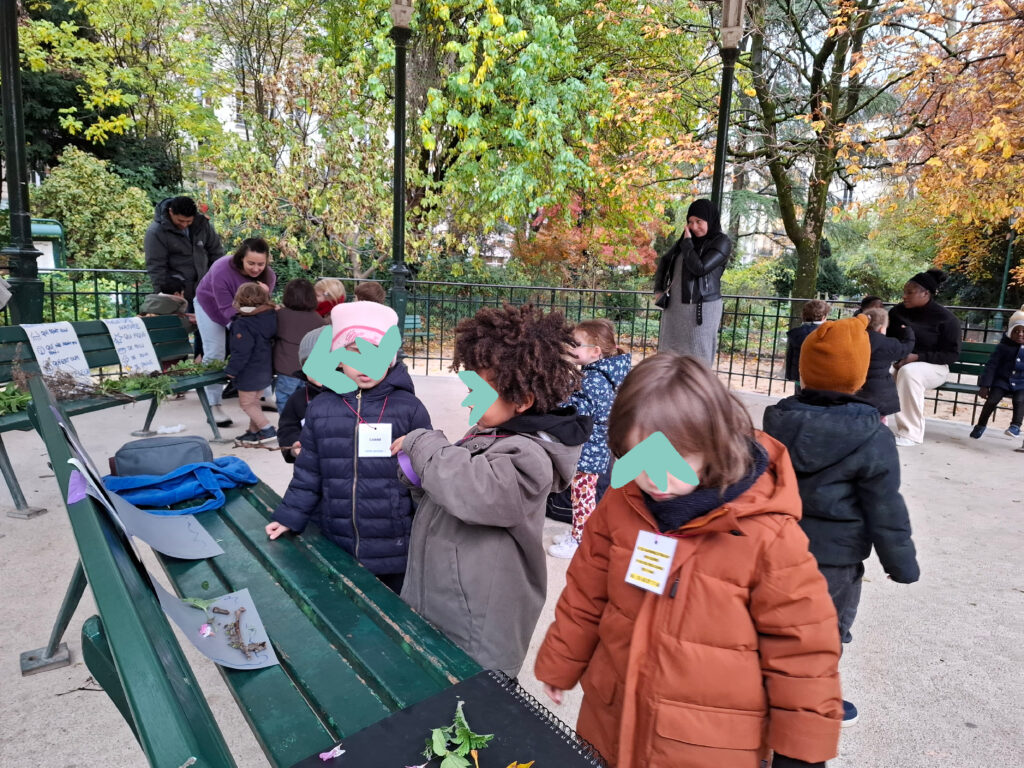 enfant au square à la découverte de plantes sauvages