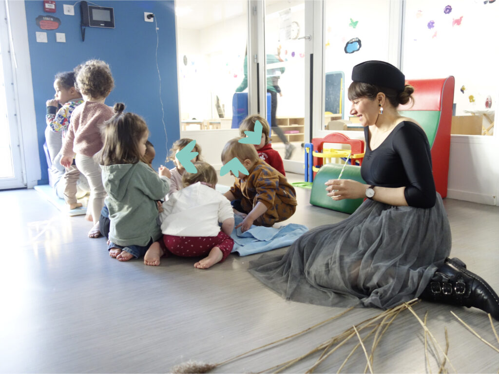 chanteuse lyrique avec des enfants à la crèche
